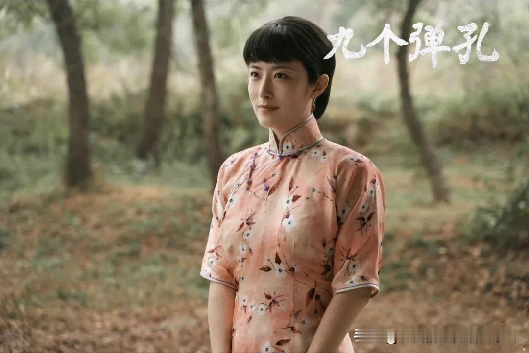 《九个弹孔》剧中的邓向荣，她是全剧中最聪慧透通最有主见的人物。
 
第一，情世故