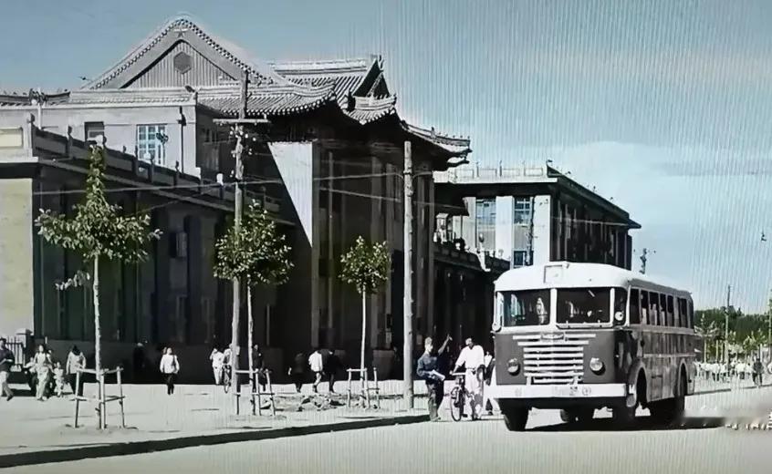 这张照片是建于1953年呼和浩特中山西路原内蒙古自治区供销合作社办公楼，具有独特