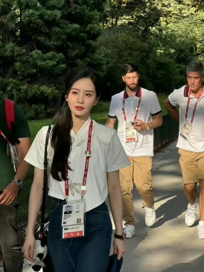#娱乐[超话]##刘诗诗巴黎待遇#谁懂啊她一身中国元素，大熊猫包包 手拿国风折扇