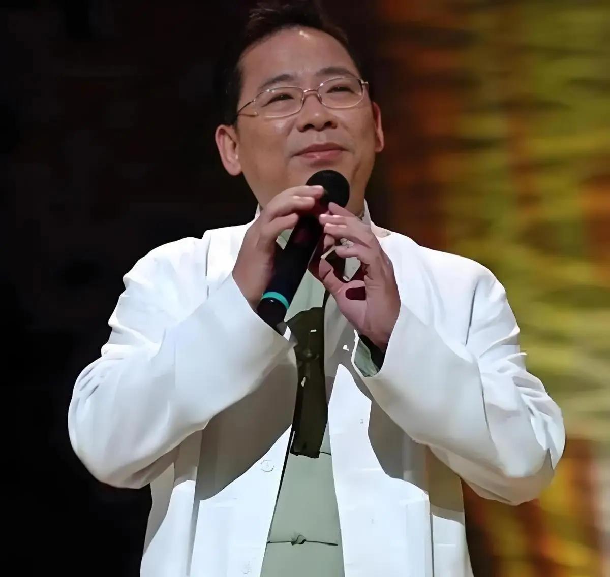 1982年，张明敏唱完《我的中国心》后，被香港乐坛除名，正当他心灰意冷准备回电子