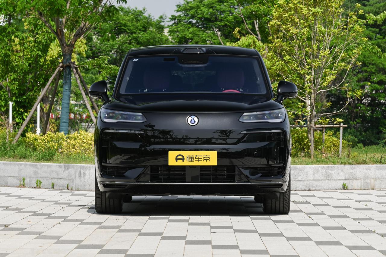 5月18日，腾势N9闪充版正式上市，共推3款车型，售价40.98-46.98万元