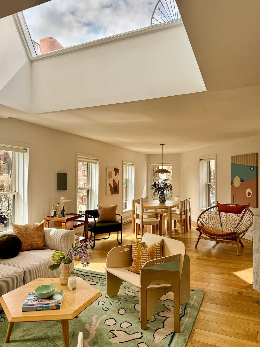 三居室住宅，光线通透，色调干净，纯粹而温柔。家装的高级感是什么样子呢? 装修