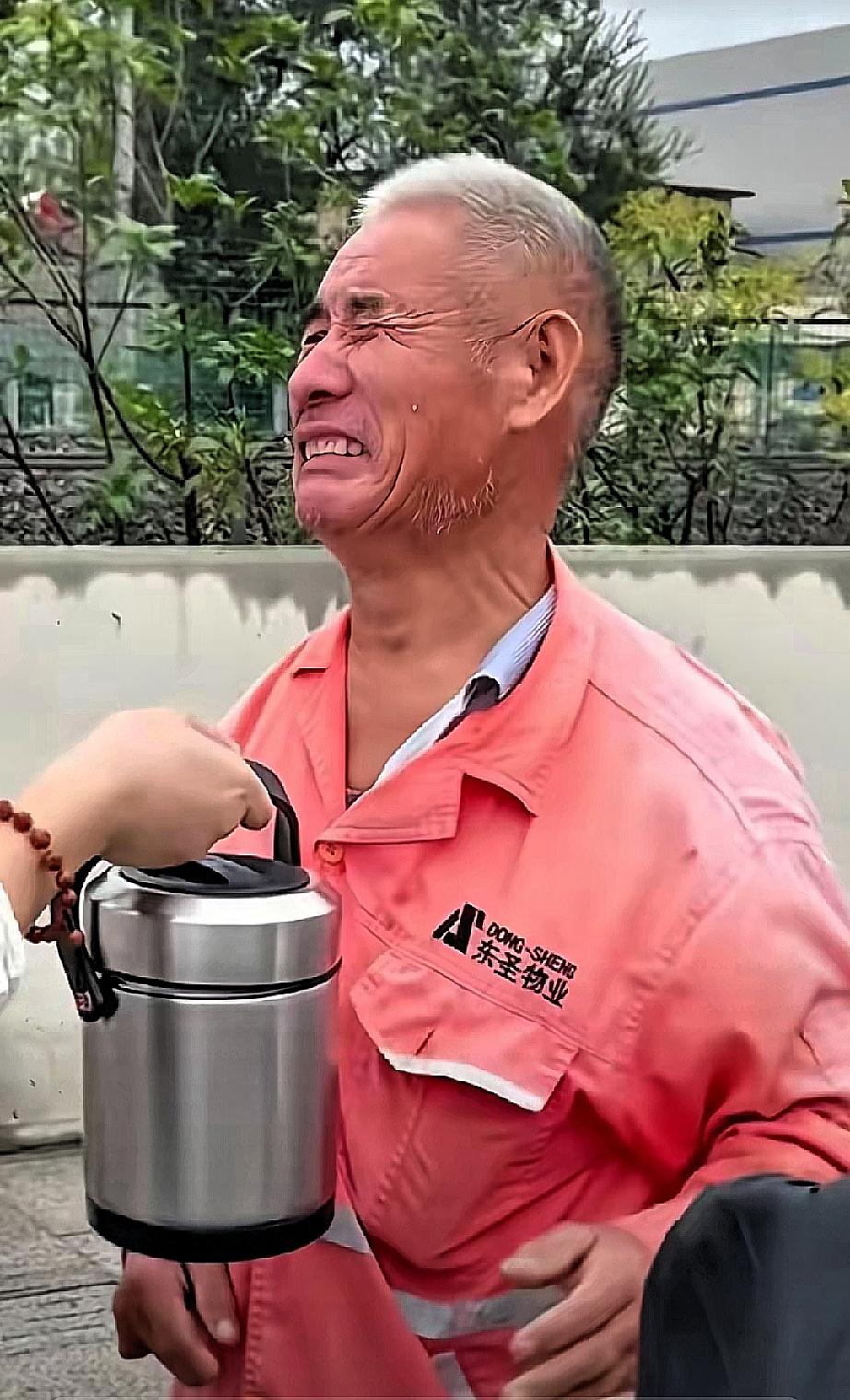 有时候，温暖不是轰轰烈烈的壮举，而是不经意间的一点真心。
那天中午，一位公司老板