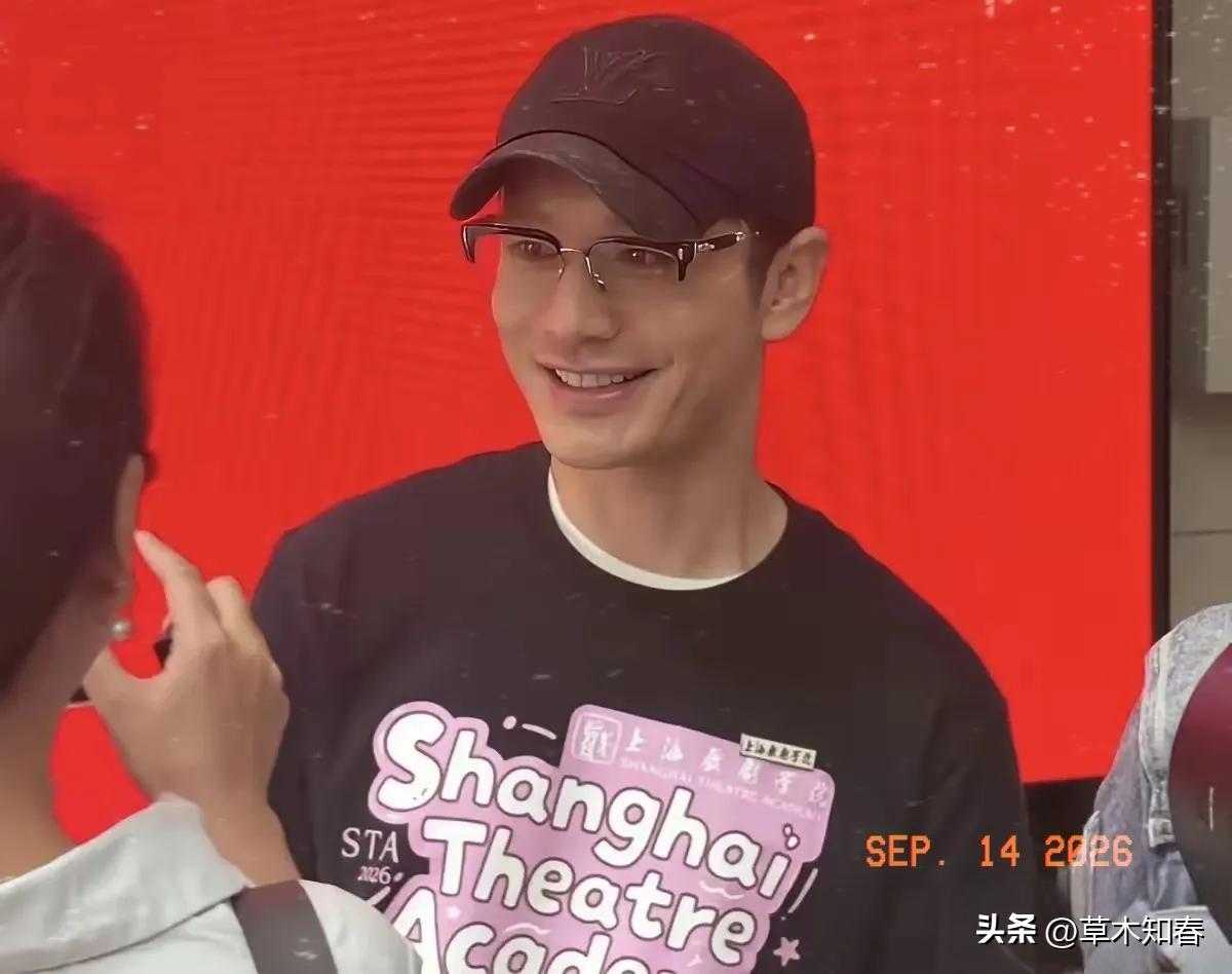 黄晓明，终于圆梦

9月12日，演员黄晓明前往上海戏剧学院办理入学，出席开学典礼