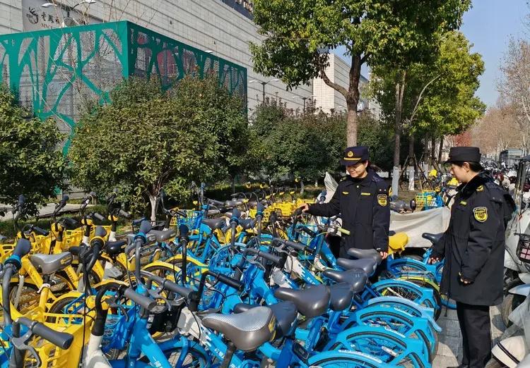 MALL・众圆商圈精心 “扮靓”，大红灯笼、马年景观小品、暖心祝福屏显齐上阵，浓