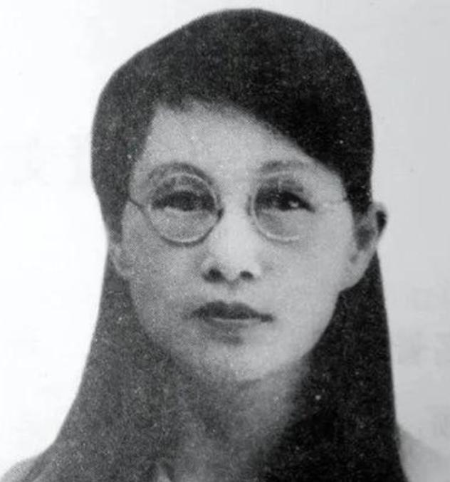 1909年，16岁的白薇与婆婆吵嘴，丈夫居然抡起凳子砸在她背上，婆婆见她倒下，扑