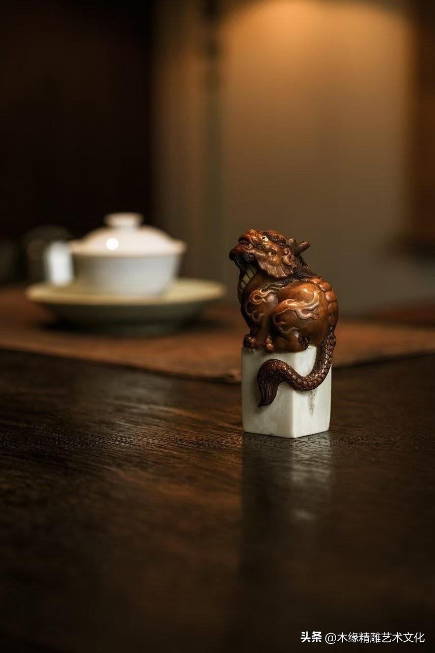 一块鹿角，经过手工雕琢，化作一尊古意盎然的瑞兽。

回首望云，姿态灵动，刀锋留下
