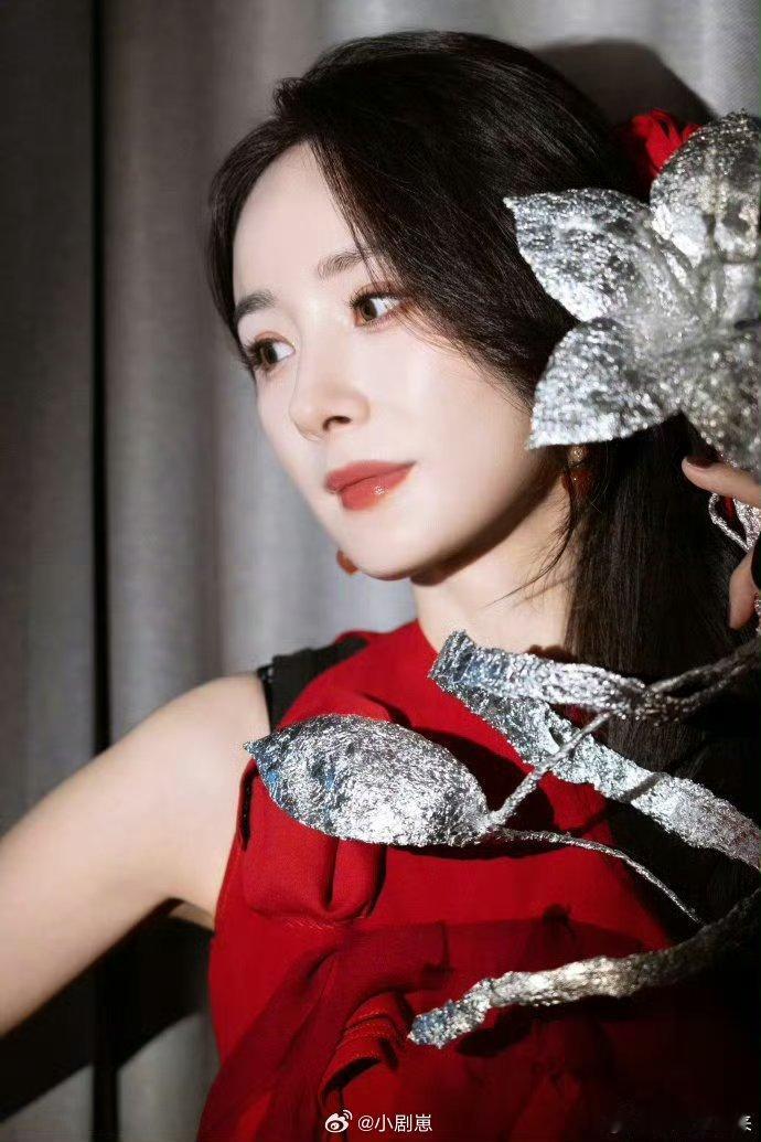 杨幂舞幂娘杨幂在《密室大逃脱》巴士上聊到跳《舞娘》，忍不住就跳起来了，瞬间成了“