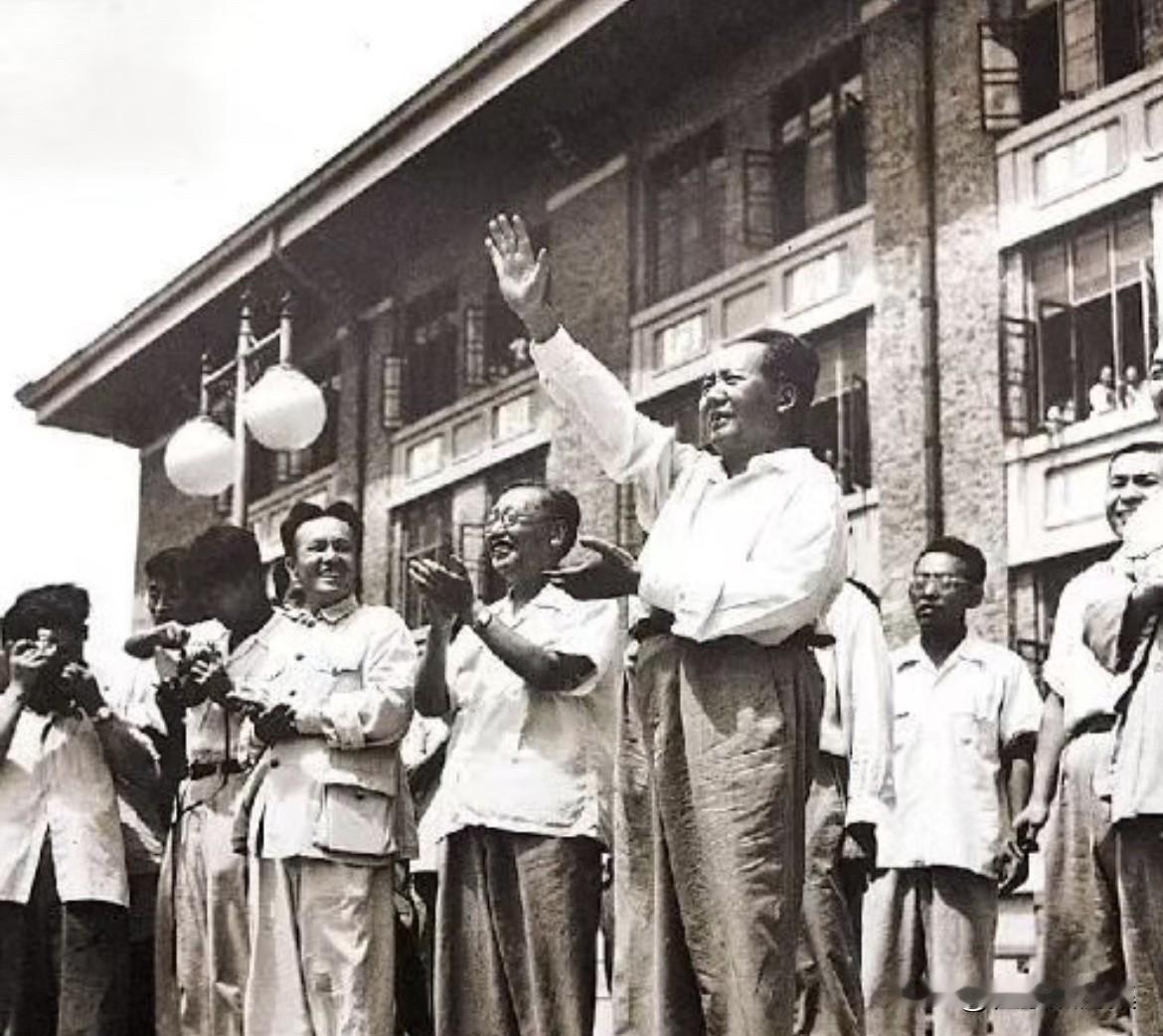 1958年8月13日，毛泽东在省市负责人陪同下视察天津大学。到校后，他听取校长张