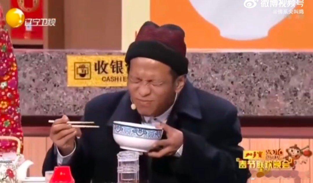 辽宁春晚宋小宝笑料已就位辽宁春晚 同款呲牙，嘴角弧度一样，宝哥是不是都得说：海燕