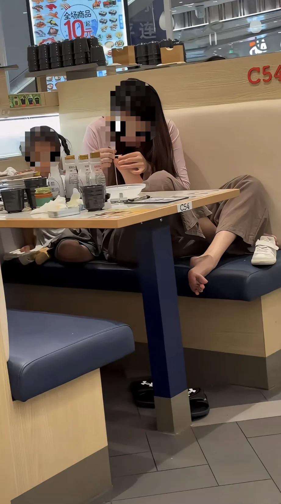 “太离谱了！”江苏扬州，一女子带孩子去知名连锁寿司店用餐，竟在餐桌上用指甲锉给女