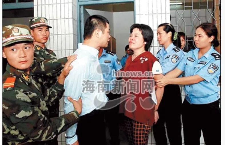 2006年，海口看守所，即将走上刑场的陈志勇向妻子表示忏悔，他的哭声传遍了看守所