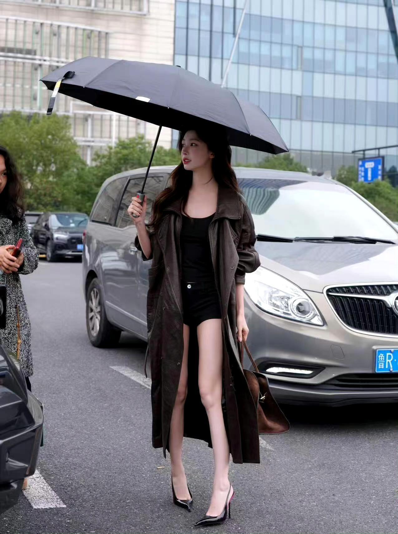 易梦玲回归《美人余》剧组拍戏啦！这复工状态拉满，气质满分～ 

路透现场易梦玲外