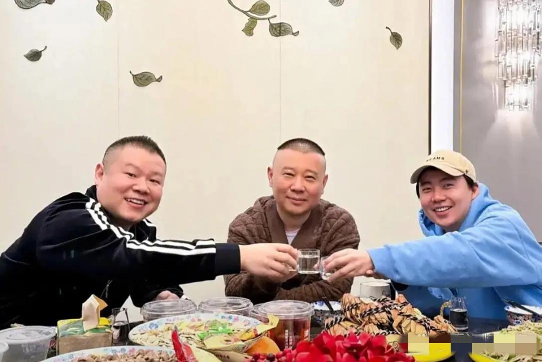 镜头中的郭德纲气色盈和，面色红润，笑容可掬；岳云鹏目若朗星，笑意粲然，素齿如贝；