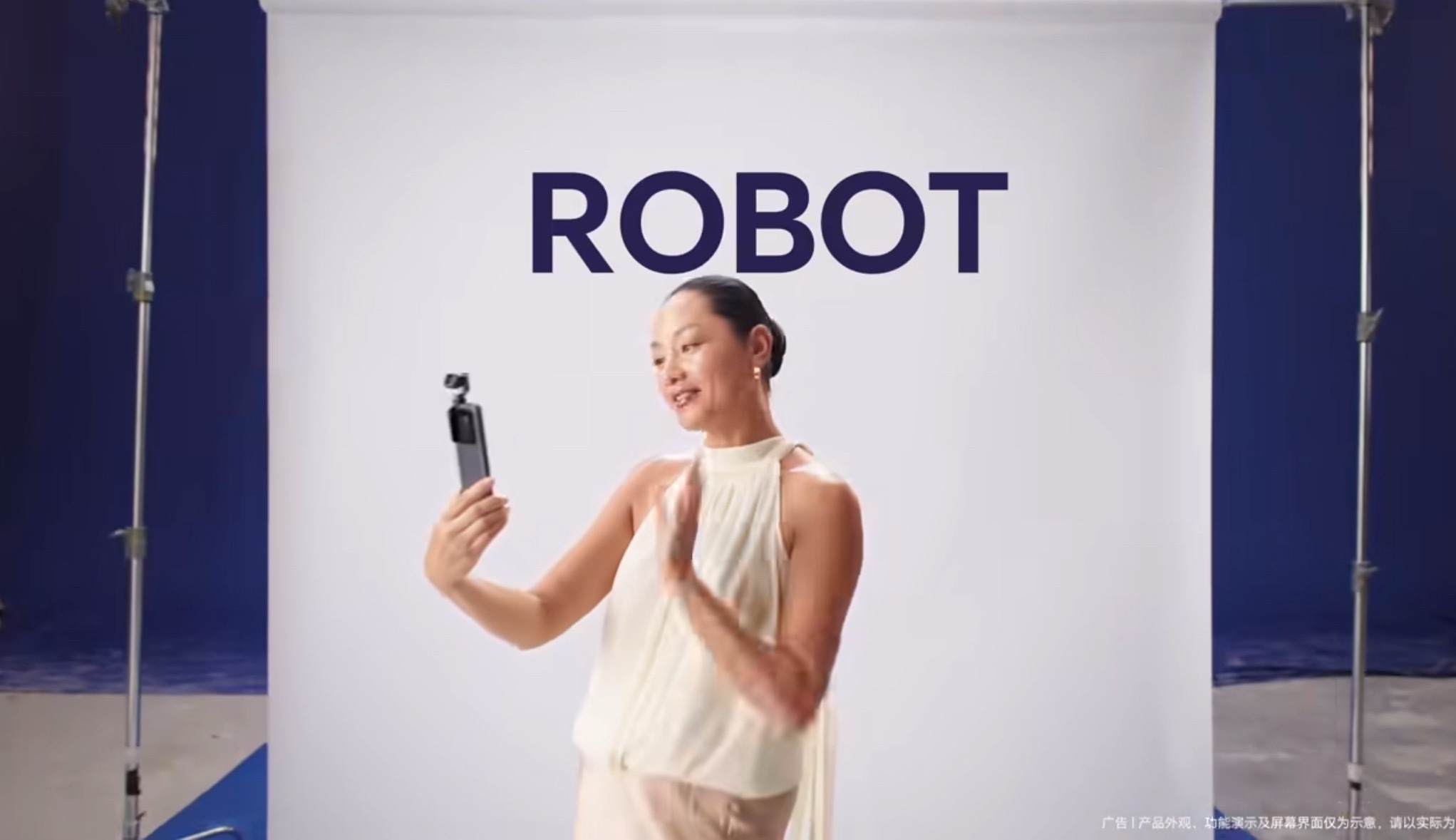 荣耀Robot Phone揉脖Phone瞿颖和Robot Phone合拍的揉脖短