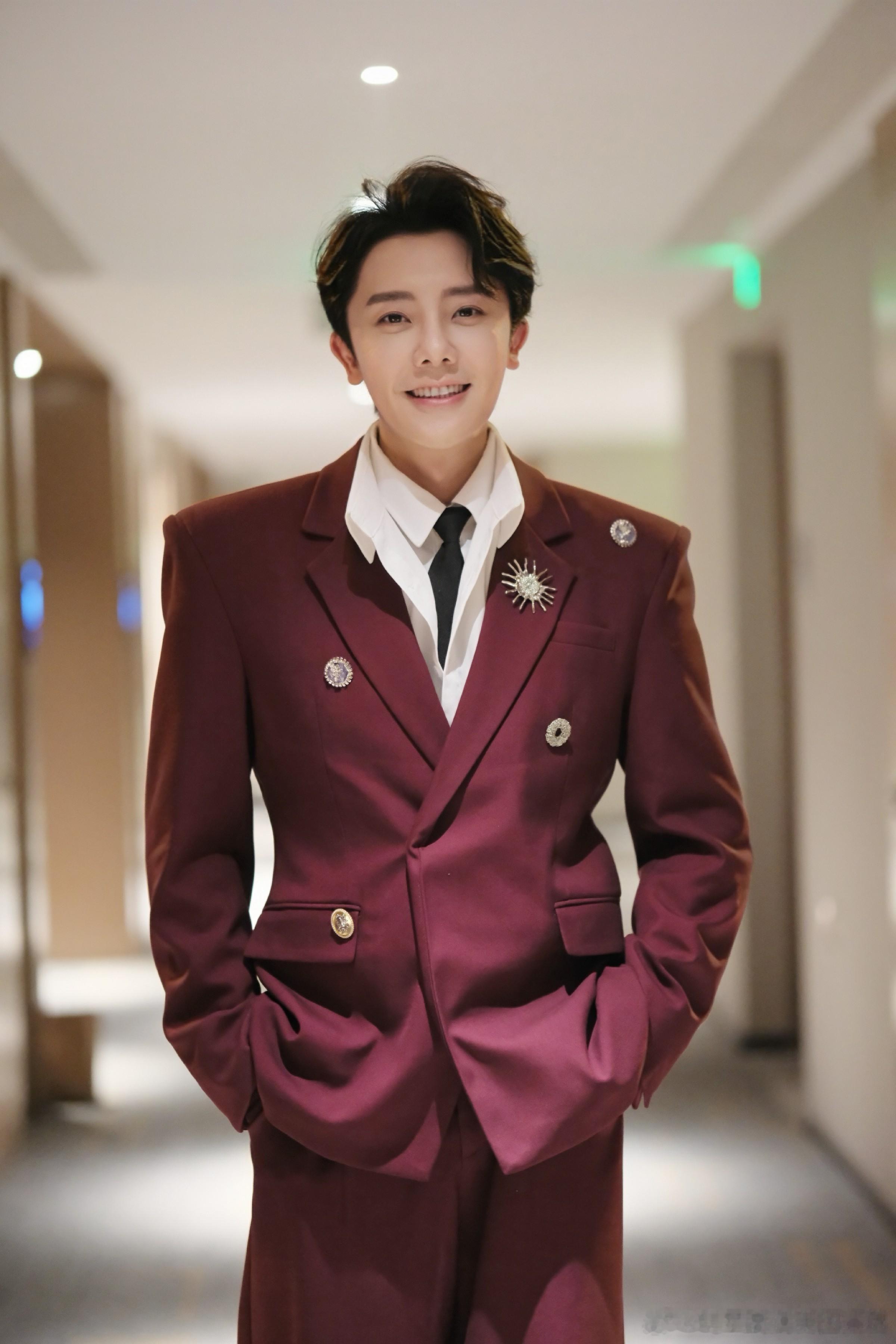 罗嘉豪 罗嘉豪《年画》话年华 暖暖的回忆杀  在罗嘉豪的《年画》里品生活，忆过往