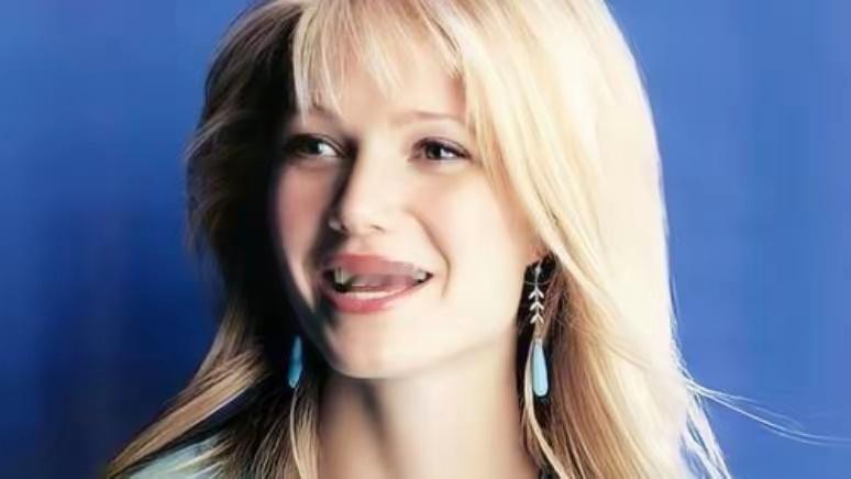 好莱坞女星被撞身亡戴维斯过马路时被左转SUV撞倒，头部重创不治，60岁人生停在曼