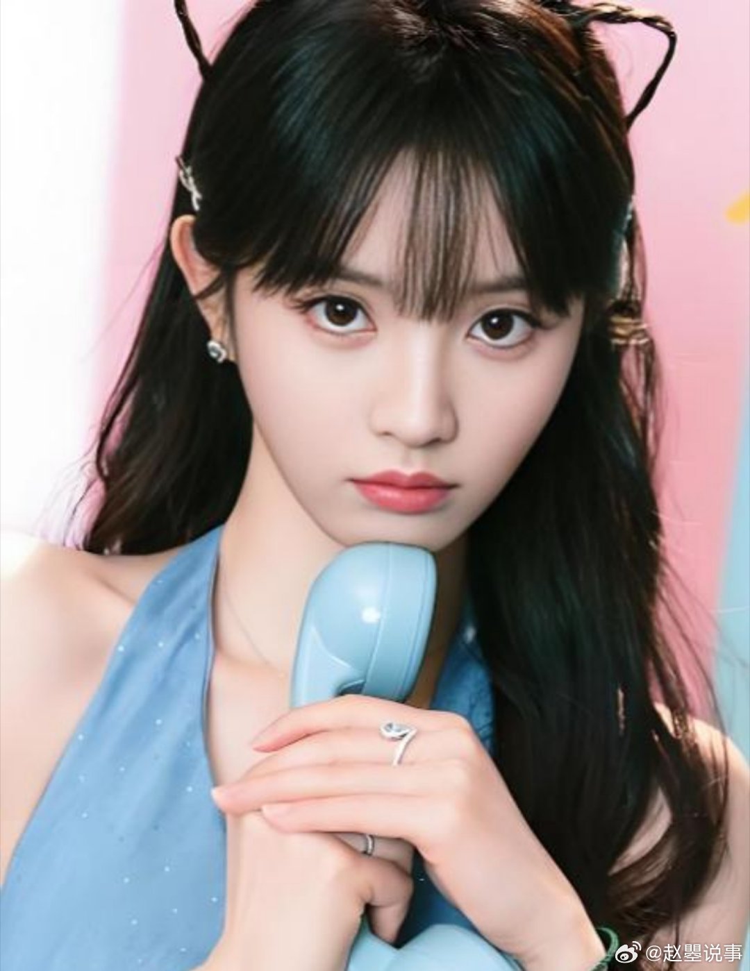 还记得那次晚会吗？ 台下有人冲着台上的田曦薇大喊“不喜欢”。 换作别人，表情管理