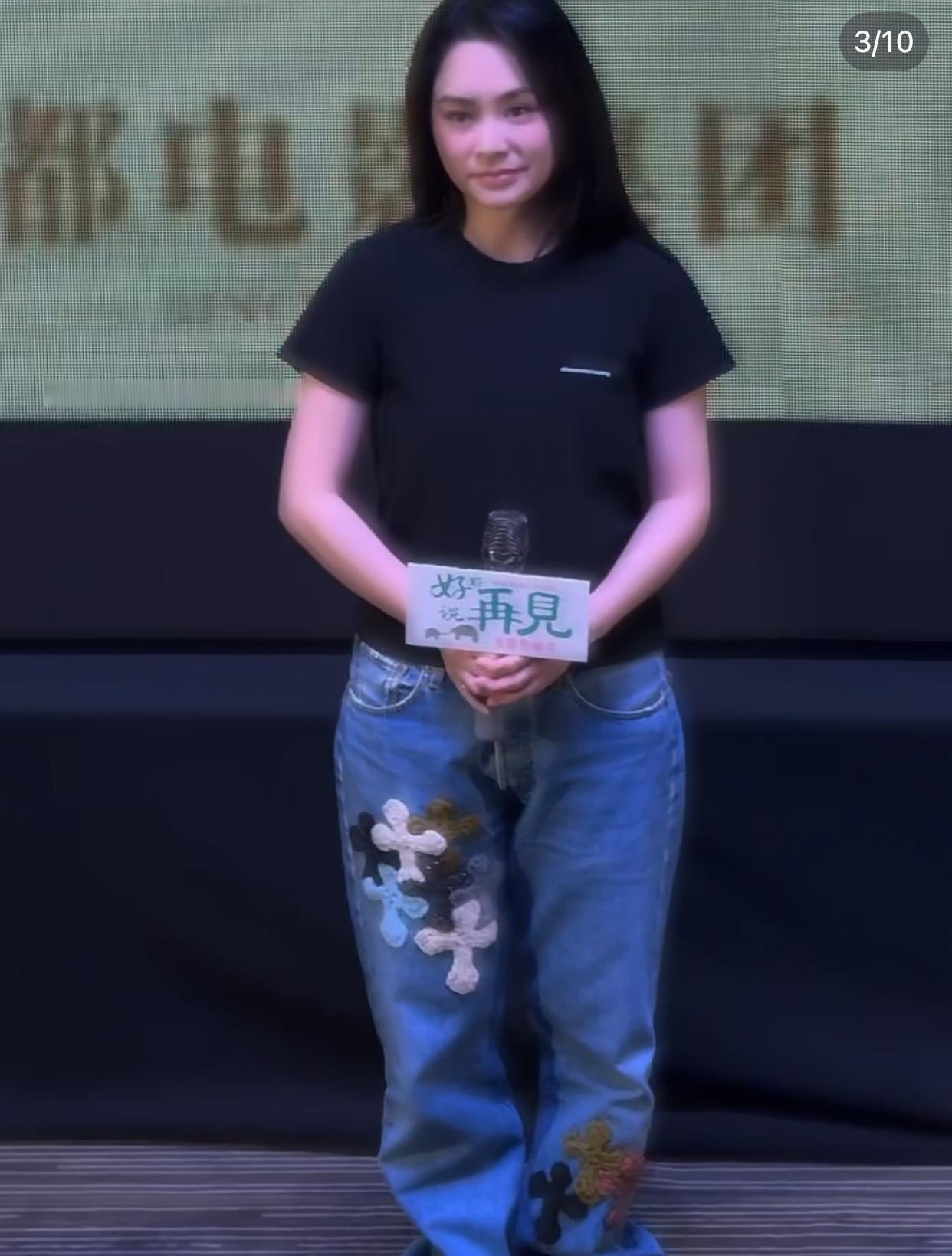 阿娇是真美也是真不会穿，
44岁了，
成都路演舞台上的她仍担得起一声“颜霸”，