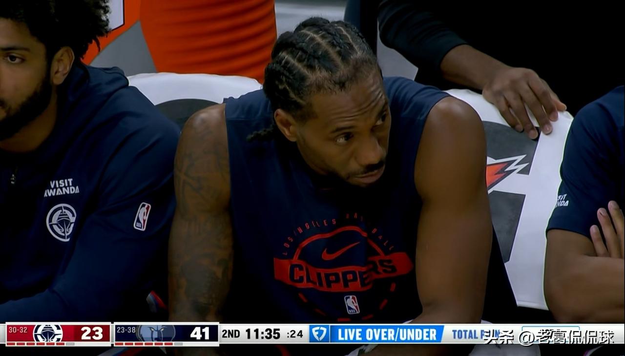 快船当家球星伦纳德真是太无奈了！在今天快船客场挑战灰熊的比赛中，当时比赛进行到了