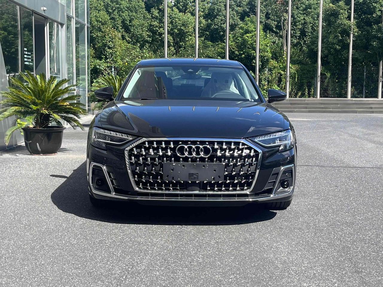 奥迪A8L 2025款 50 TFSI quattro 臻选型，黑色外观稳重大气