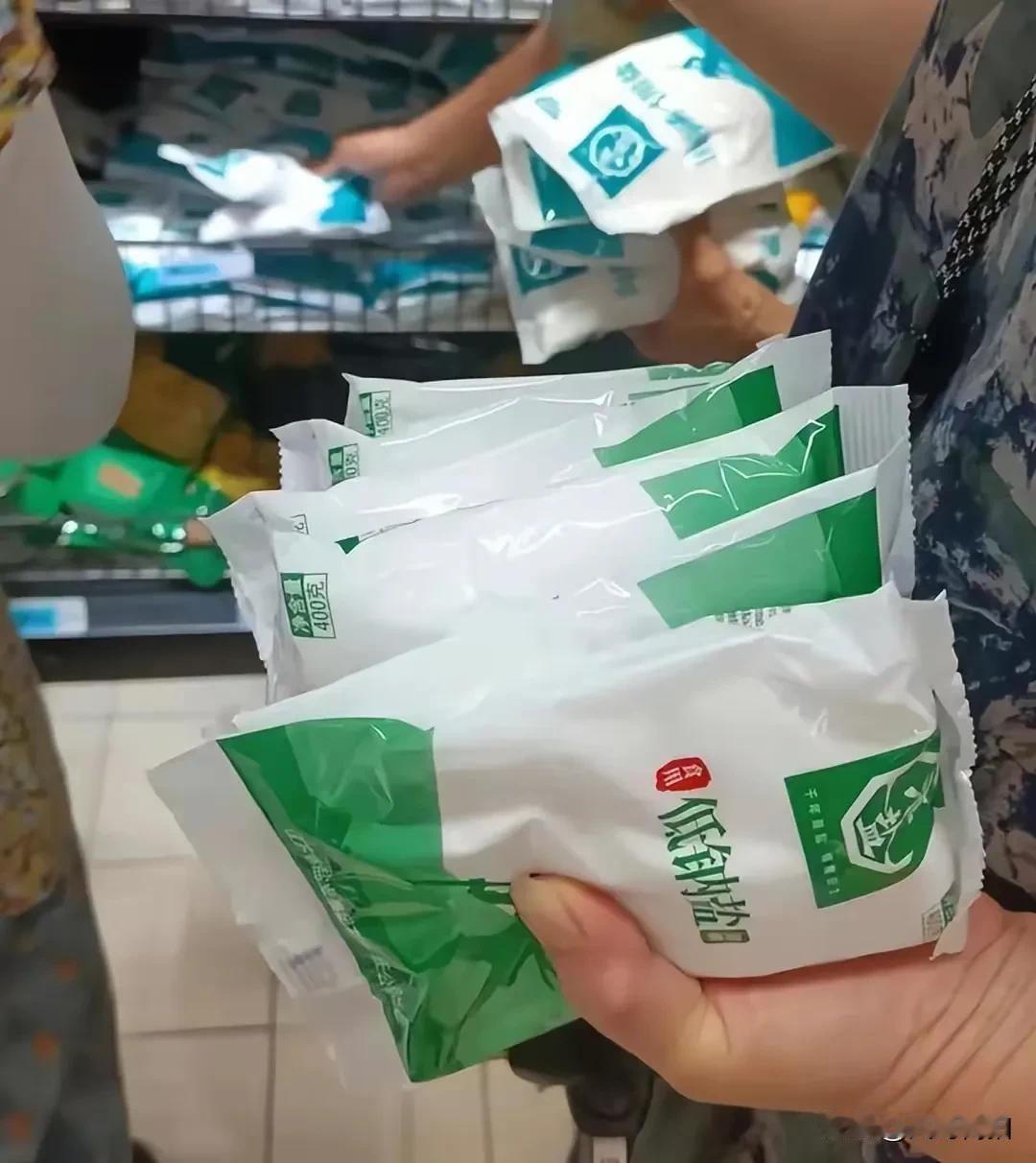 #茶卡盐湖现有盐够全国吃70年# 盐不是绿豆，也不是大蒜，盐是国家战略物资，谁敢