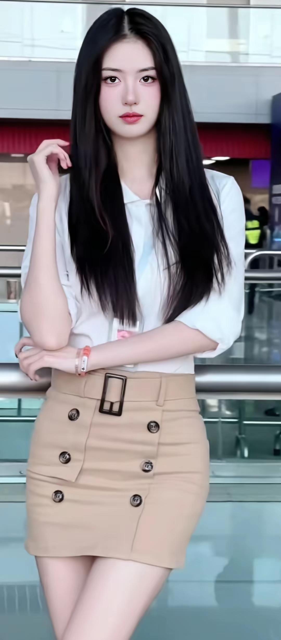 简约白衬衫搭配米色高腰裙，优雅气质满满！👗💄