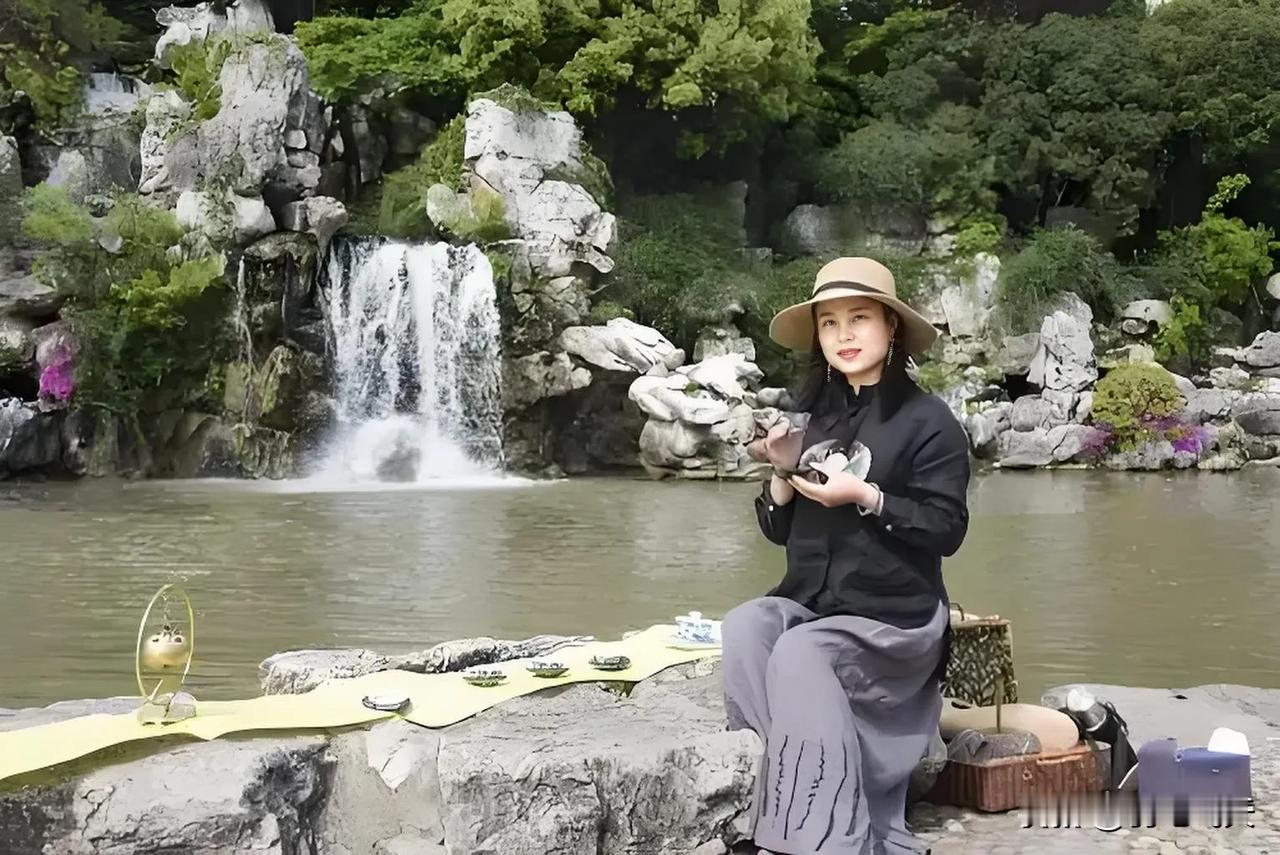 浣溪沙：太湖偶遇
人世相逢都是缘，骊山湘水隔云天。不期而遇太湖边。
泰伯墓前情切