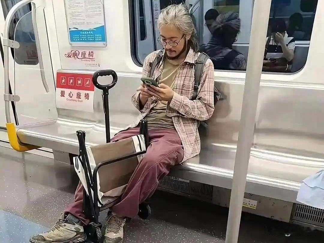 这算潮男吗？他过上了我理想中的生活！