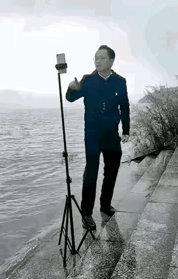 应该是手机也看不下去了，选择自闭。[大笑]