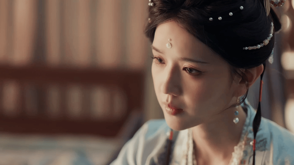 李卿喻钟黎十指相扣共创 细看同框互动真的很有看点，喻钟黎情绪把控恰到好处，和搭档