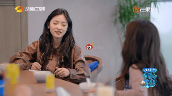 两代杉菜客栈同框了谁还记得谭松韵也演过杉菜亲爱的客栈 这缘分说出去谁信啊！谭松韵