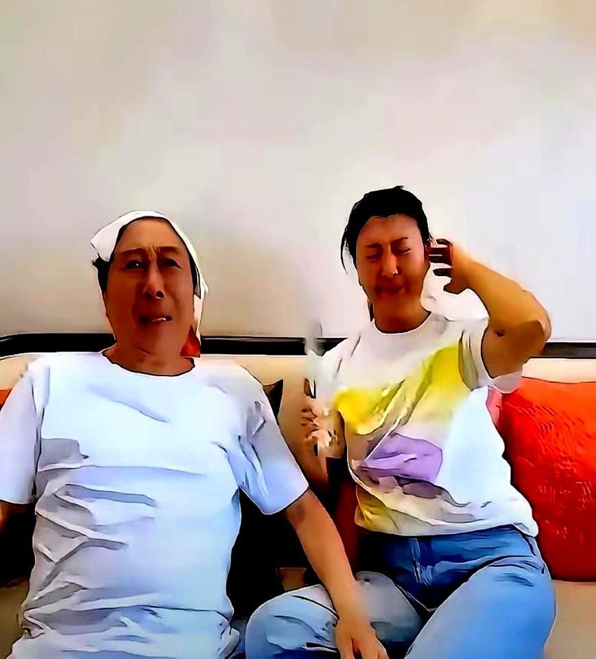 冯巩被网友逼着“管老婆”？
真相让人哭笑不得。
闫学晶在台上喊他“老公”，台下却