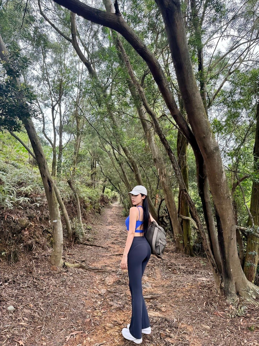 分享美女穿搭服饰