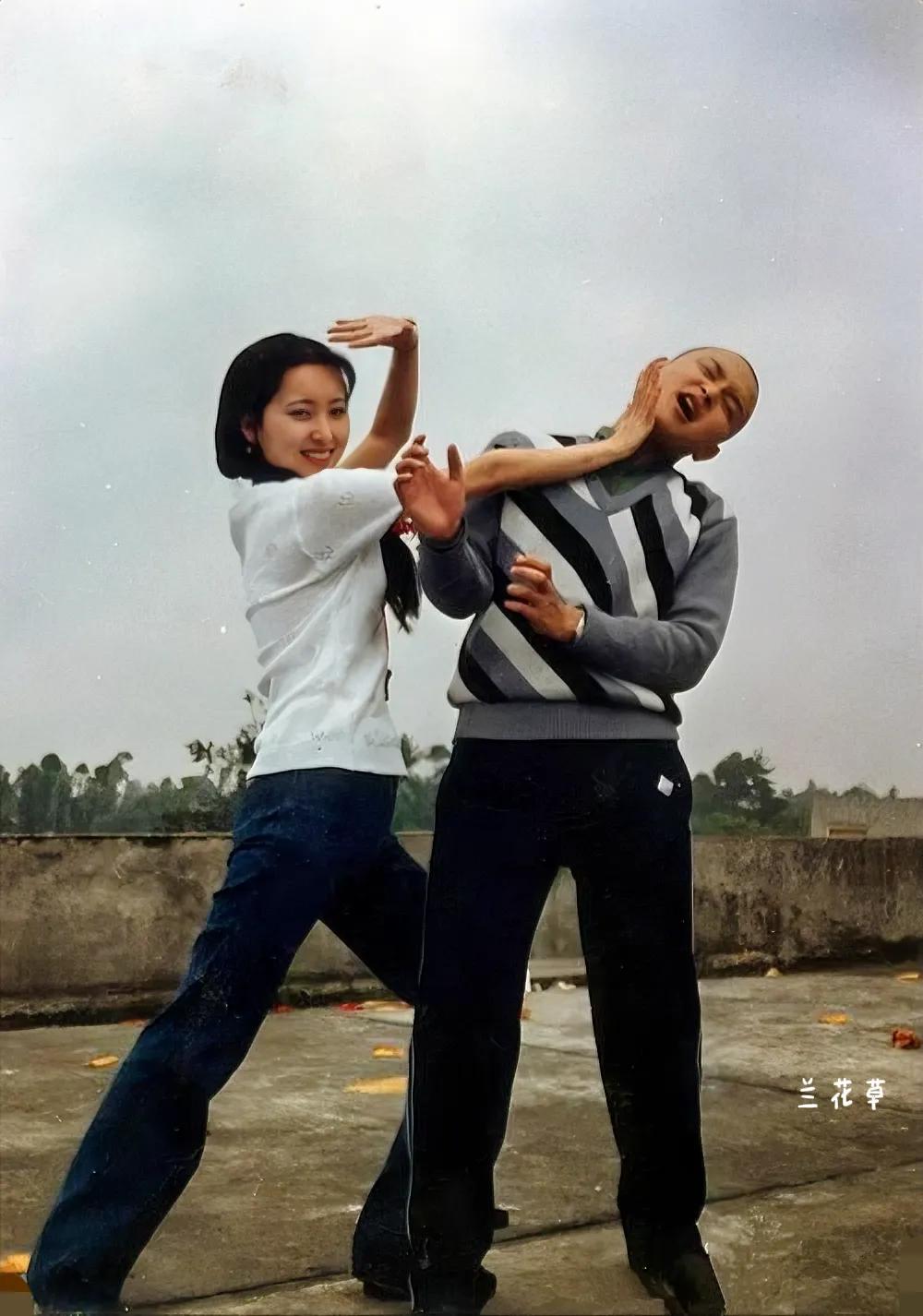 一看这动作，就知陈晓旭是一个舞蹈生，没学过舞蹈的属定做不了这样专业的反掌动作。