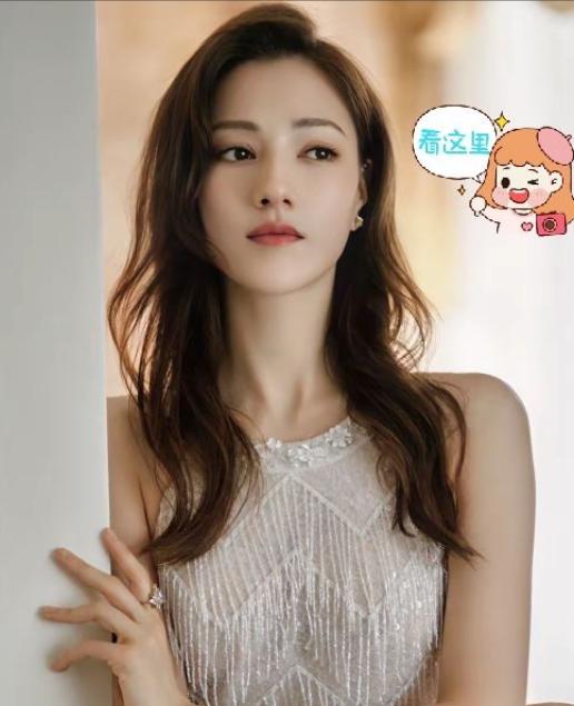 有一场雨中独舞，娜然足足练习了近两年，那是《封神第一部》里商王击鼓、苏妲己在大雨