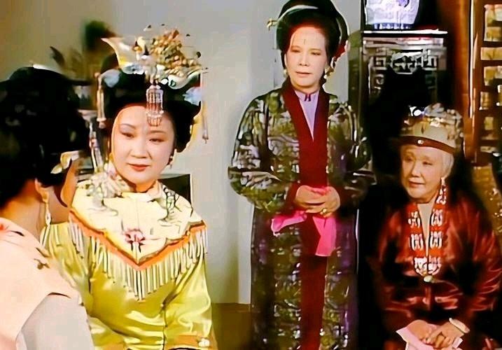 南安太妃真的收探春为义女了吗？别被电视剧骗了，原著真相太扎心！
 
小时候看《红