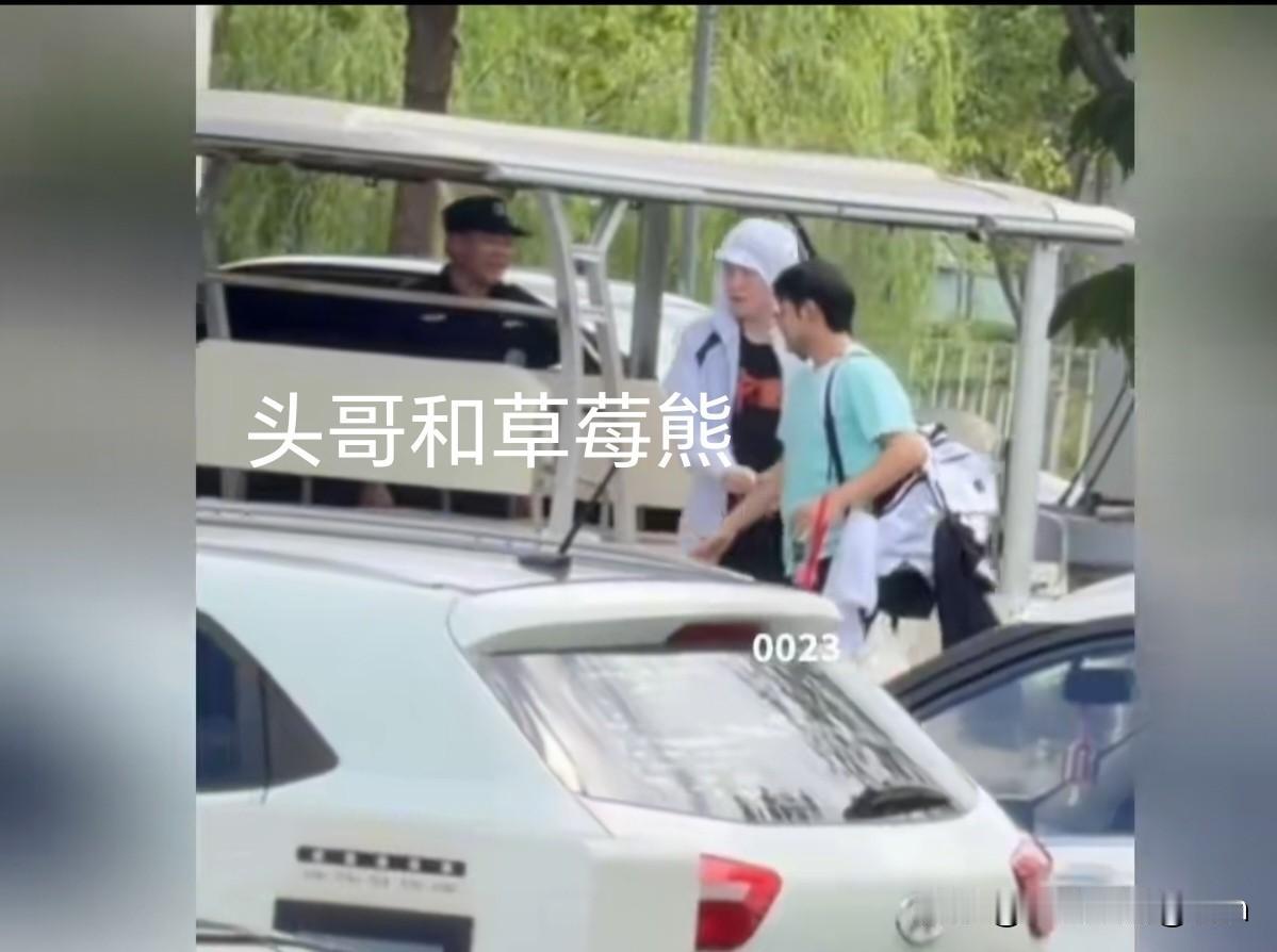 刚刚刷到头哥在上海封训基乘坐摆渡车去上训哦。看来这里环境和各种设施都很好。

视