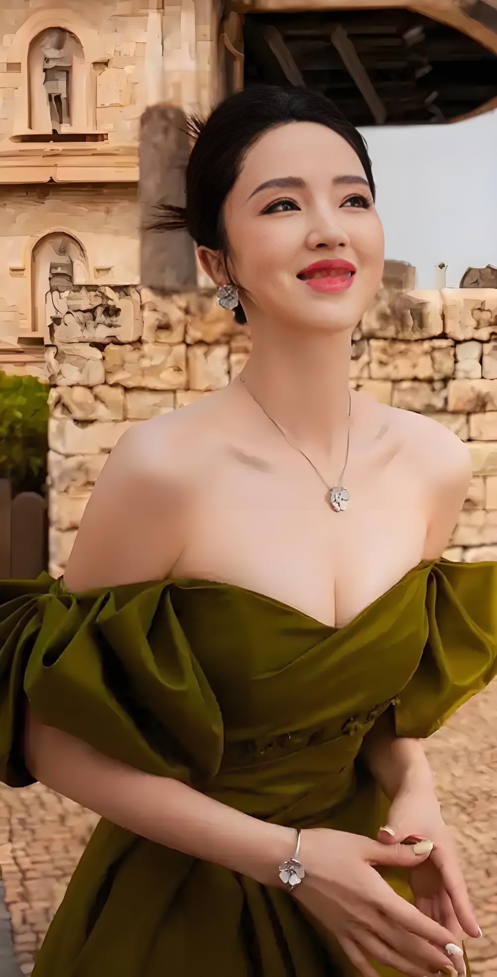 董璇性感写真集，身姿曼妙尽显妩媚，韵味流转摄人心魄高颜值美女 女明星