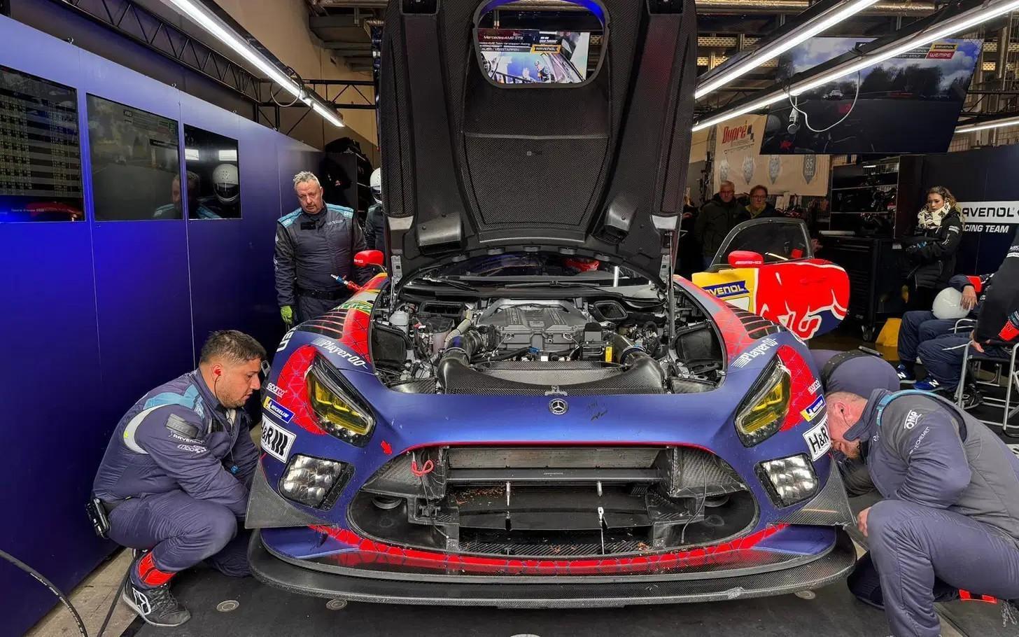 维斯塔潘回到维修区之后，队友奥尔坐进了赛车，但3号车组被推入P房内进行抢修，赛车