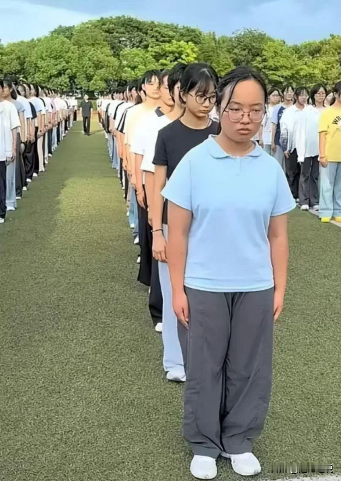 网传的一张学生军训照片，孩子们天真活泼开朗的神情去哪儿了？军训图集 军训造型