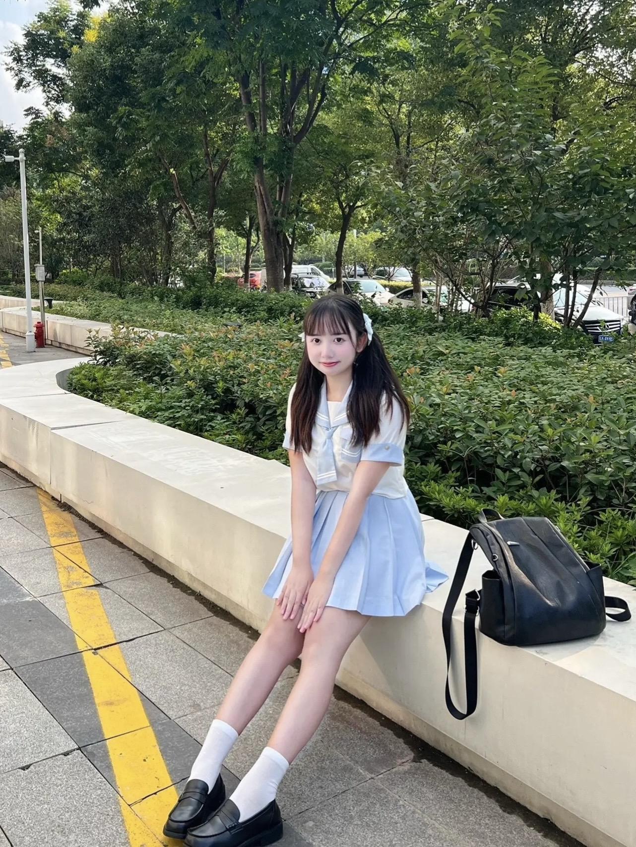 招聘一个粉丝 每个月给你一块钱。主要任务就是在我发自拍的时候无脑夸我 ...
