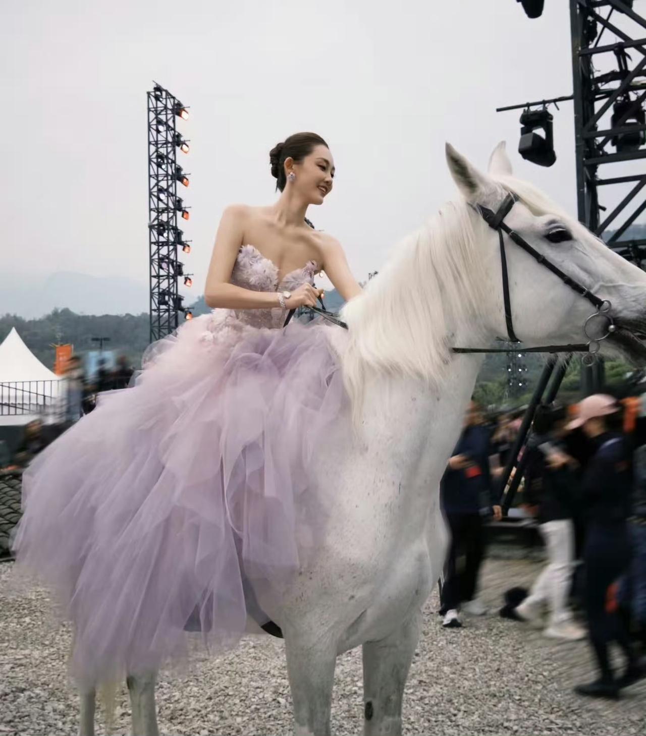 苗苗身骑白马，温柔中透出霸气。她自幼习舞，磨砺出坚毅强大的内心，既有主见，亦能吃