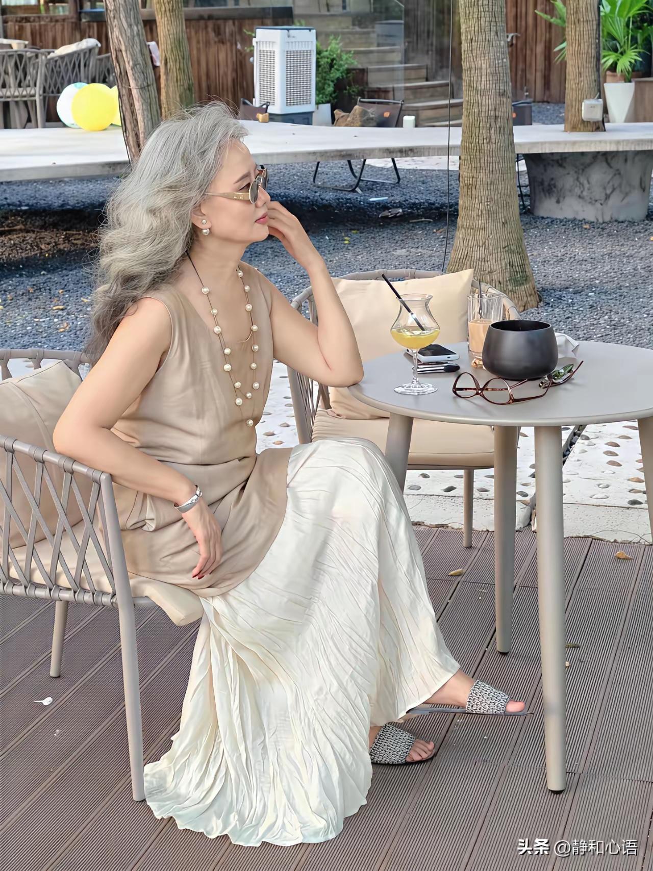 岁月不败美人
满头白发又如何
优雅的女人不惧岁月沉淀
