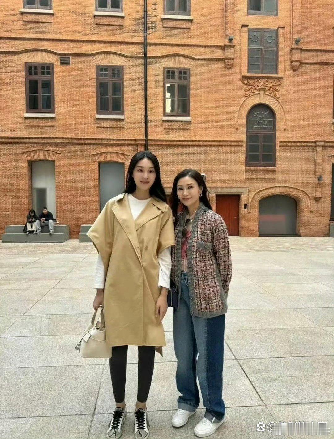 网友偶遇50多岁李嘉欣，最美港姐名不虚传这么大年纪了依然美貌不减。 