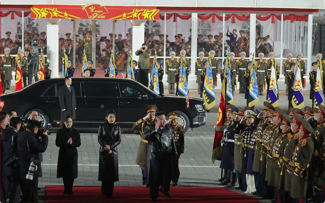 朝鲜开完九大后，还是在平壤按部就班的，一年一展示的，进行了自己的阅兵仪式活动，不