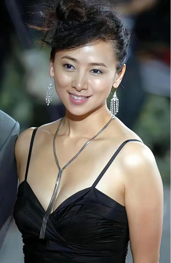 2005年，翁虹发现丈夫伍伟杰不忠后，她二话不说直接飞往美国，想要当面质问伍伟杰