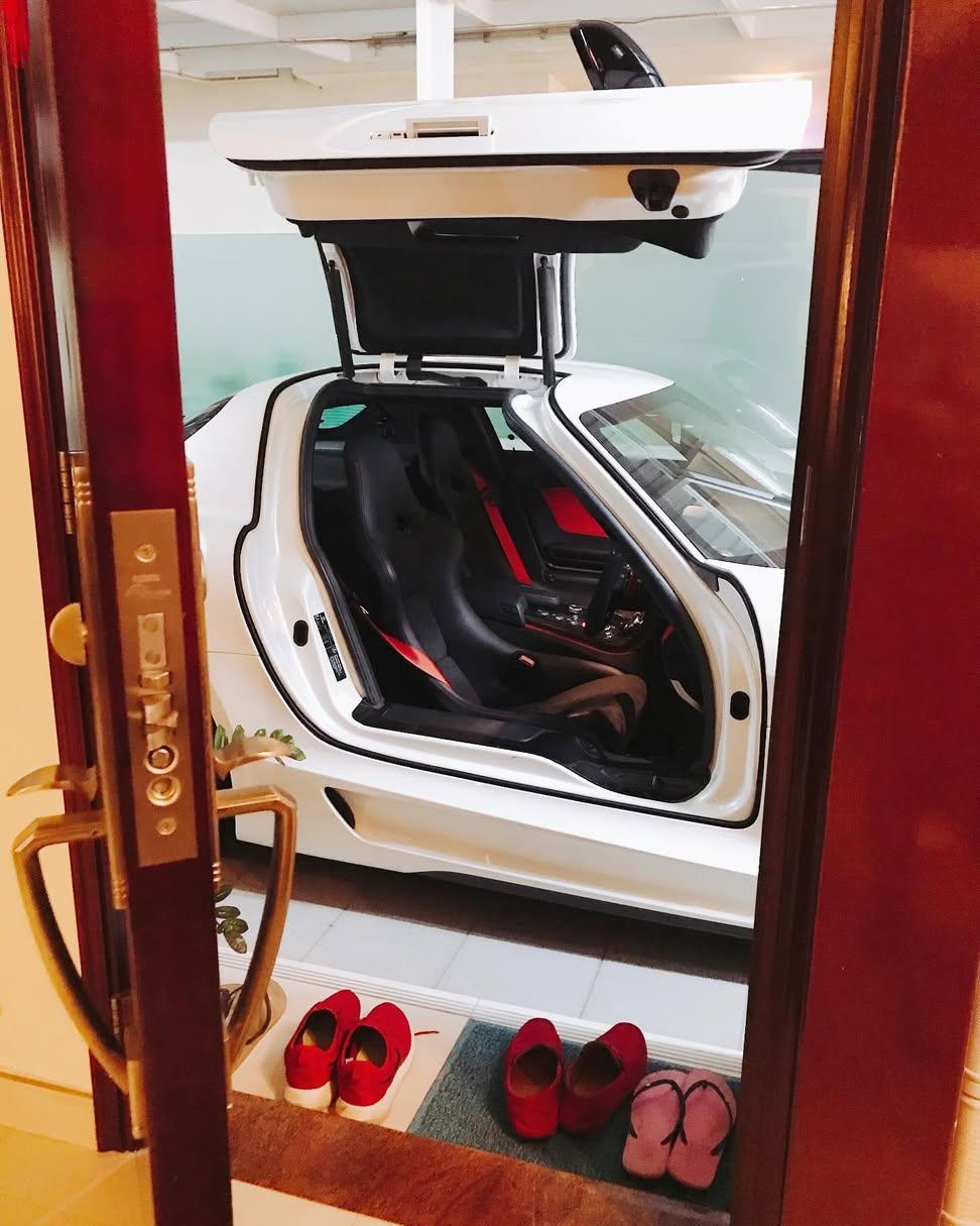 跨出车门，跨进家门。 