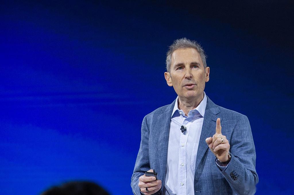 【硬刚华尔街质疑！亚马逊CEO回应巨额投资AI】亚马逊CEO回应2000亿美元A