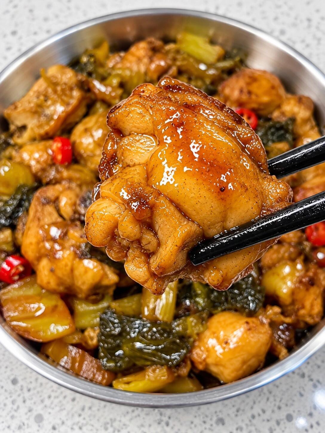 懒人一锅端！酸菜鸡腿有手就会。鸡腿煎一下和酸菜丢锅里炖就行，不用看火。炖出来鸡腿